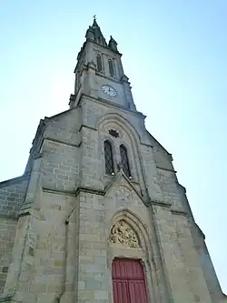 Photographie en couleurs prise au pied du clocher de l'église.
