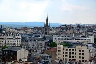 L'église Saint-Pierre-du-Queyroix et les monts de Châlus (sud-ouest).