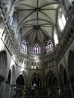Photographie d'un chevet d'église voûté d'ogives.