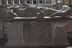 Photographie d'un tombeau en pierre.