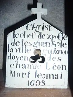 Saint-Pol-de-Léon : cathédrale Saint-Paul-Aurélien, boîte de crâne (chef) déposée sur une étagère 2.