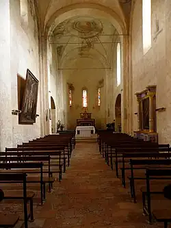 La nef, l'autel et l'abside.