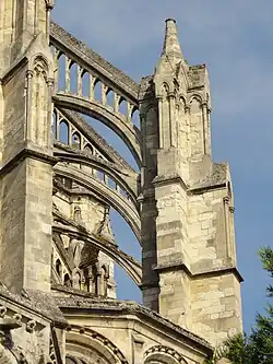 Culée, surmontée d'un pinacle, de laquelle partent deux arcs-boutants donc l'un est décoré d'arcatures ouvertes.