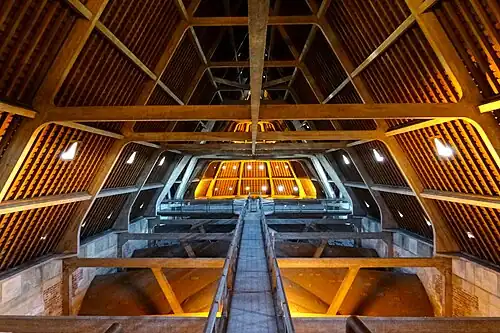 Charpente en béton éclairée par des lampes.