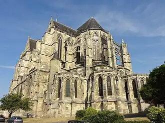 Abside de la basilique avec ses chapelles saillantes et arrondies. Au-dessus des chapelles, arcs-boutants sculptés soutenant les parties hautes de l'abside.