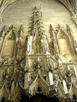 Parties supérieures du baldaquin sculpté.