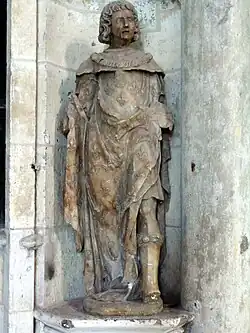 Statue d'albâtre représentant un homme chevelu. Les avant-bras sont manquants ?.