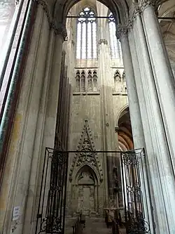 Mur de pierre avec, dans ses parties hautes, de grandes fenêtres. Au niveau intermédiaire, une galerie avec des arcades ajourées. Au niveau inférieur, une grande arcade est séparée d'un mur, dans lequel est aménagée une porte, par un pilier.