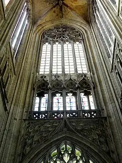 Au niveau inférieur, une galerie juxtaposée à des arcades. Au niveau supérieur, des lancettes surmontées d'une rosace, l'ensemble étant pourvu de vitraux.