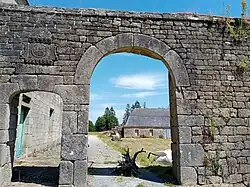 La porte cochère et la porte piétonne à l'Ouest.