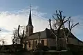 Église et calvaire : vue d'ensemble.