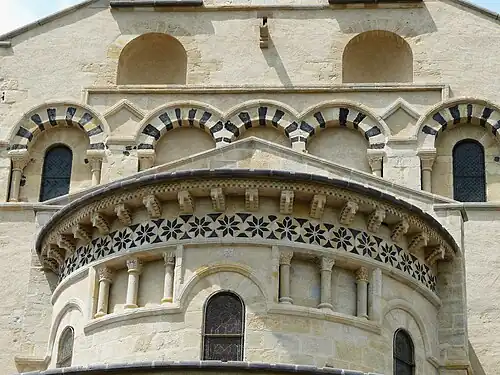 Détail de la décoration polychrome du chevet.