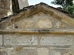 Le linteau gravé de la porte de l'ancien cimetière.