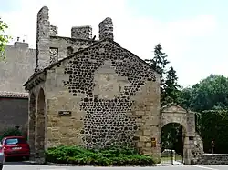 La chapelle et l'entrée de l'ancien cimetière sur la droite.