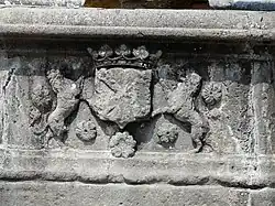 Armoiries sculptées autour du bassin.