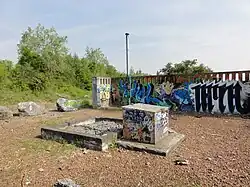 Le puits no&nbsp;1 dans son environnement.