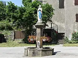 Statue-fontaine à côté de l'église de Camprieu.