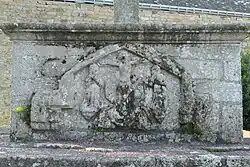 Saint-Servant : la Croix du bourg, le socle.