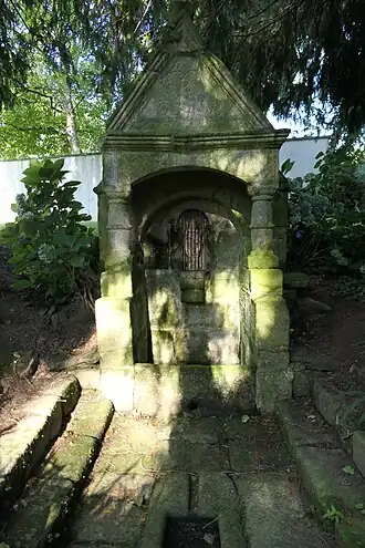 La fontaine Saint-Servais : vue de face.