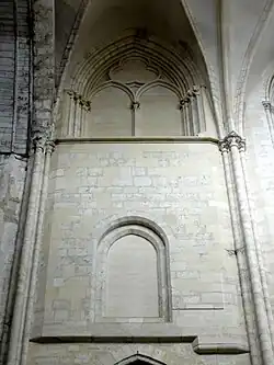 Chœur, 1re travée, mur du clocher.