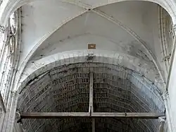 Décrochement entre chœur et nef.