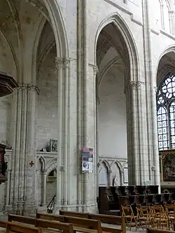 Vue sur la base du clocher.