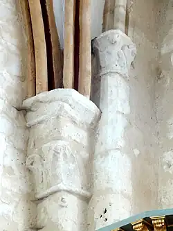 Chapiteaux dans l'angle nord-est, à dr. l'ancien doubleau.