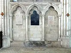 Arcatures aveugles au sud.