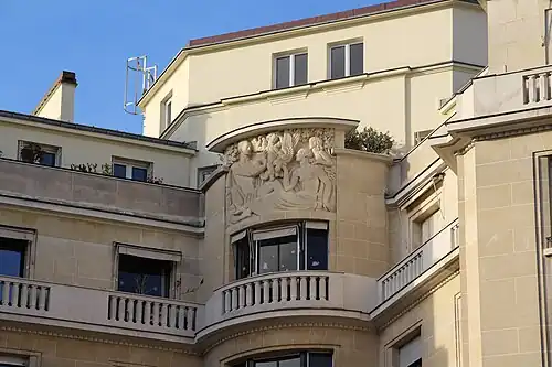 No&nbsp;14 : La Famille, bas-relief du sculpteur Raymond Delamarre (1934).