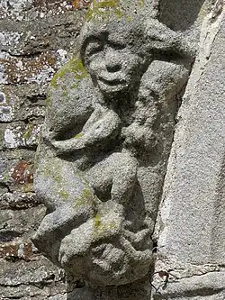 Motif sculpté de l'archivolte de la porte du croisillon sud.