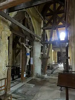 la nef en 2013, étayée.