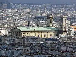 Vue de ¾ arrière depuis la butte Montmartre.