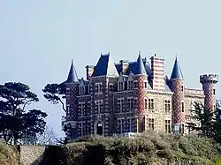 Vue du château, avant sa transformation en hôtel-restaurant, depuis la plage de la Grande Salinette.