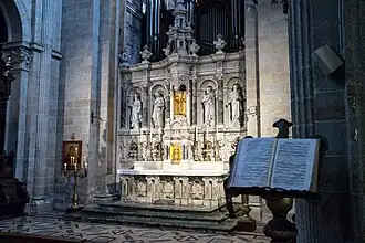 Le chœur avec le maître-autel.