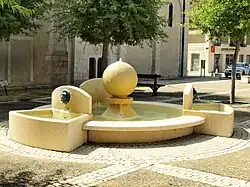 La fontaine de l'église en 2016.
