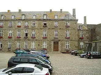Citerne à contreforts établie contre la courtine sud du château, destinée au stockage de l'eau de pluie décantée et filtrée.