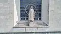 Statue de la Vierge Marie sur la façade, en juin 2025.