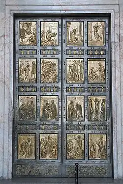 vue rapprochée de la porte Sainte