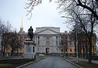 Vue de la façade sud du château avec la statue de Pierre le Grand.