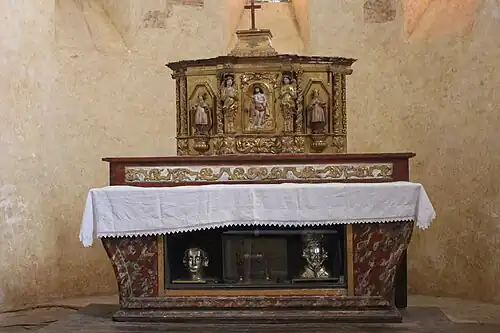 Chefs-reliquaires de saint Benoît et de saint Polycarpe sous le maître-autel.