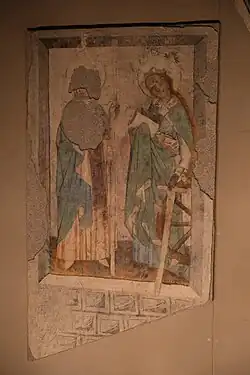 Un homme et une femme, face à face, vêtus de robes bleues.