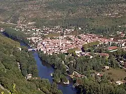 Saint-Antonin-Noble-Val, au nord-est.