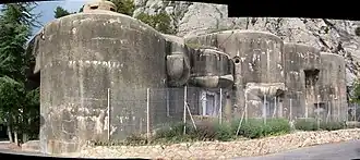 Le bloc 2 de l'ouvrage, qui aligne six tubes d'artillerie, tirant tous vers la plaine littorale. Il s'agit du bloc le mieux armé de toute la ligne Maginot.