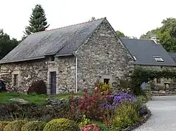 Maisons en schiste bleu de Boduic du village de Le Gouvello.