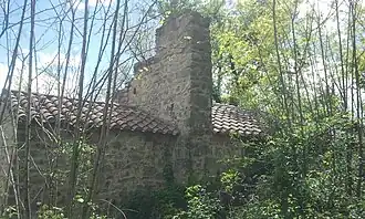 La façade nord et le clocher.