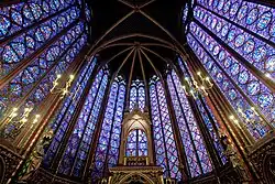 Photographie contemporaine des vitraux est de la Sainte-Chapelle, à dominante bleue.