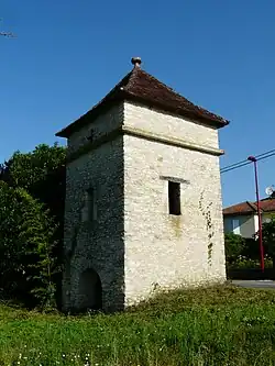 Pigeonnier dans le village.