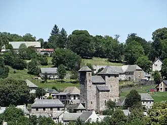 Orlhaguet et son église Saint-Étienne.