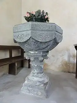 ... et ses fonts baptismaux.