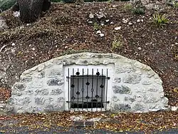 Source au nord du bourg.